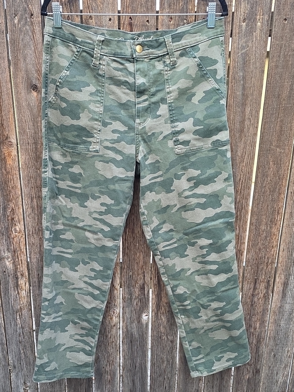 Universal Thread Women's Cargo Pants - Green Camouflage